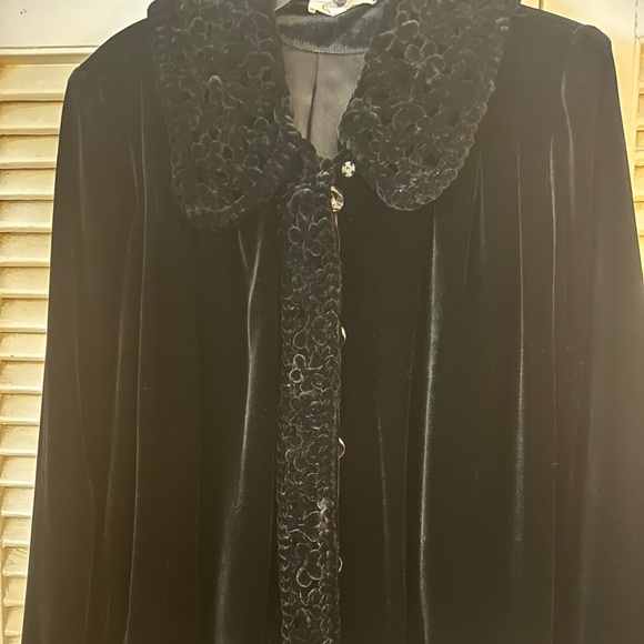 GORGEOUS BLACK VELVET JACKET WITH EMBELLISHED ACCENTS SIZE LARGE - Picture 7 of 8